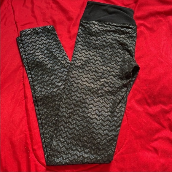 💕NWOT SO SIZE XS SHIMMER CHEVRON LEGGING - Picture 3 of 10